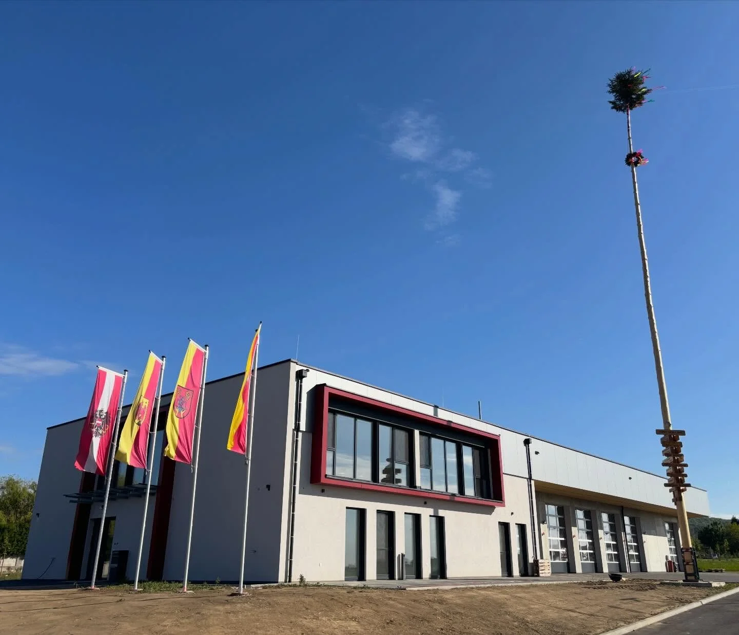 Ein Hoch dem ersten Mai! 🌳🚒🙌🏼

Das erste Mal schm&uuml;ckt der Maibaum den Vorplatz des neuen Feuerwehrhauses. Wir bedanken uns bei allen G&auml;sten die uns vor Ort besucht haben.

Kommt vorbei und &uuml;berzeugt euch am Sonntag 03.05., dem Tag 