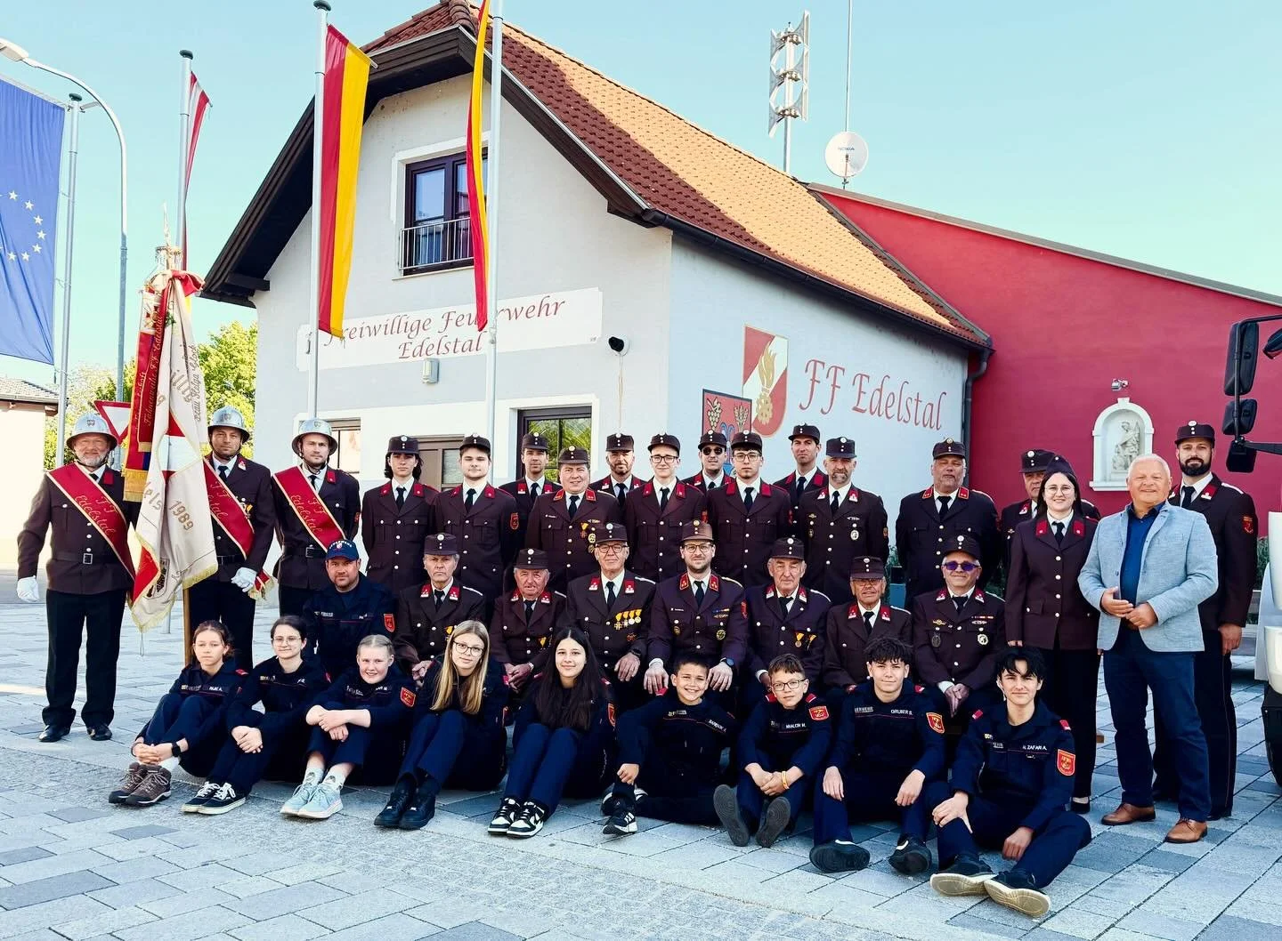 Ein besonderer Tag f&uuml;r unsere Feuerwehr und die gesamte Gemeinde Edelstal 🚒🔥

Am Tag der Feuerwehr durfte ein bedeutender Moment gefeiert werden - Ehrenfeuerwehrkommandant OBI Rudolf Markl &uuml;bergab die Schl&uuml;ssel des alten, 1965 erbaut