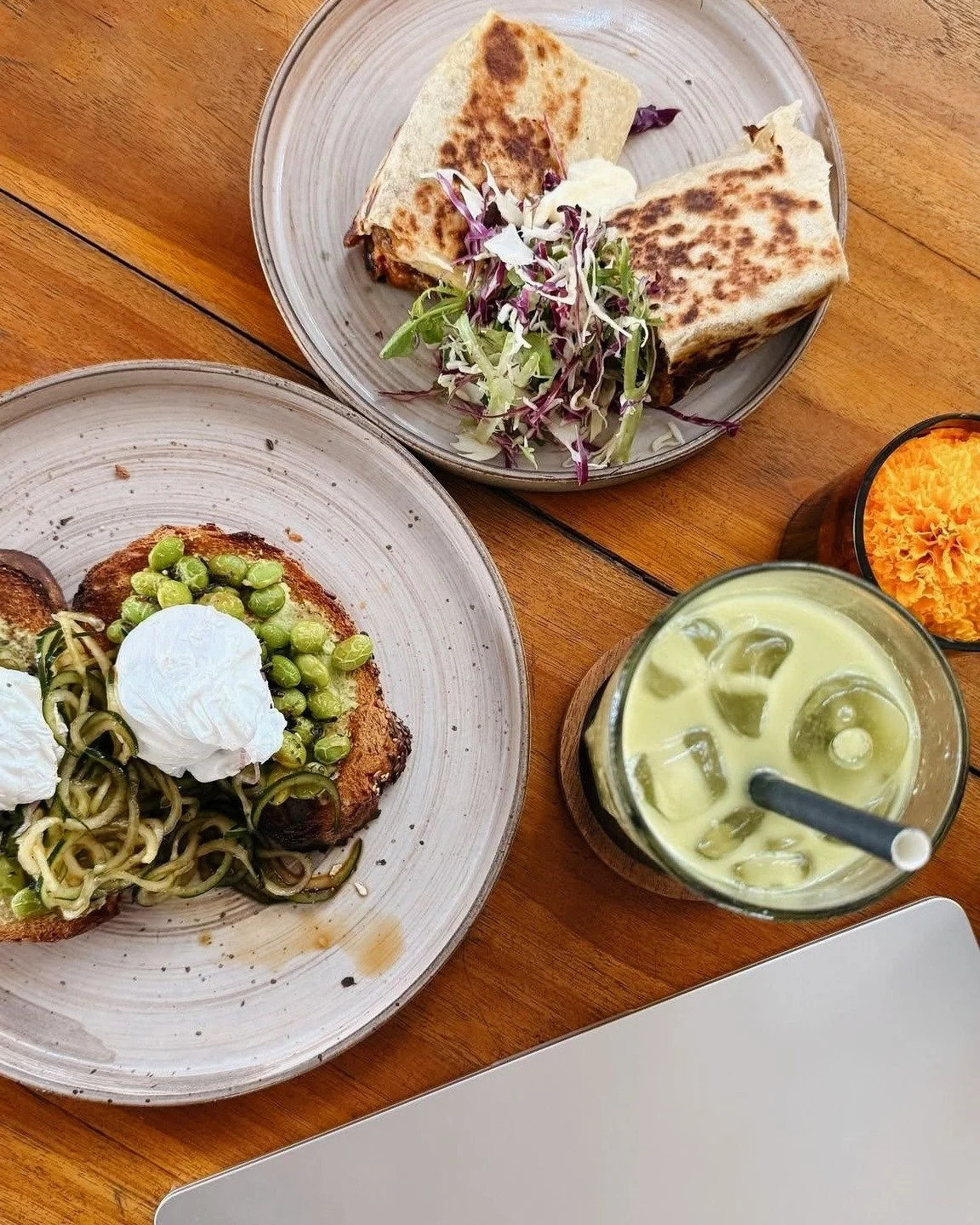 Brunch that keeps you focused, vibes that keep you going. Eat well, feel good, get things done, all in one place.