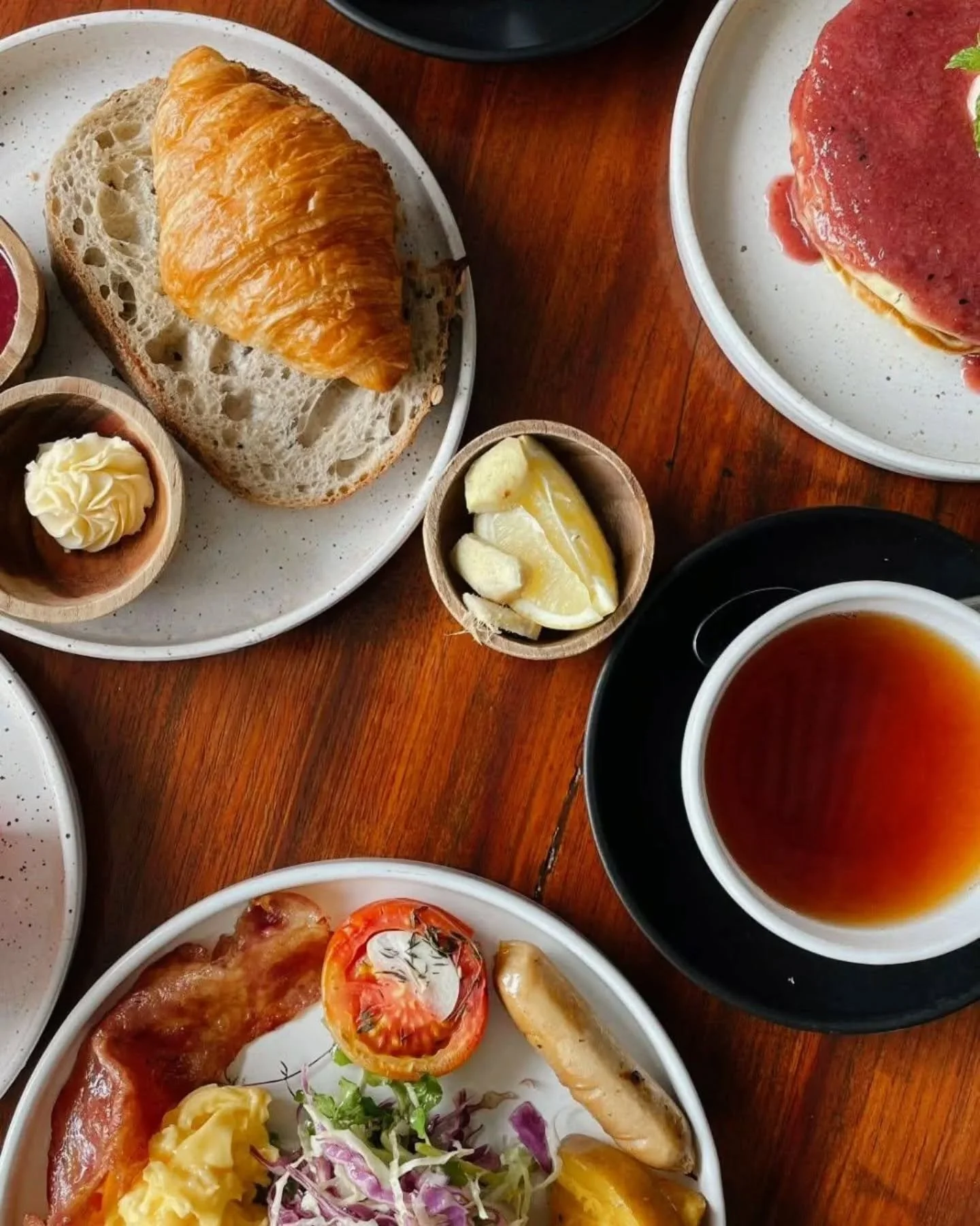 Brunch, but done the Lemanj&aacute; way.
Good food, pool views, fresh coconut, zero rush.
This is how mornings should feel.