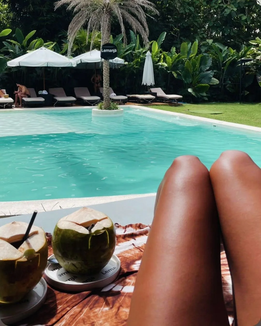 Sun&rsquo;s out, pool&rsquo;s ready.
Brunch + fresh coconut = stay hydrated, stay glowing.