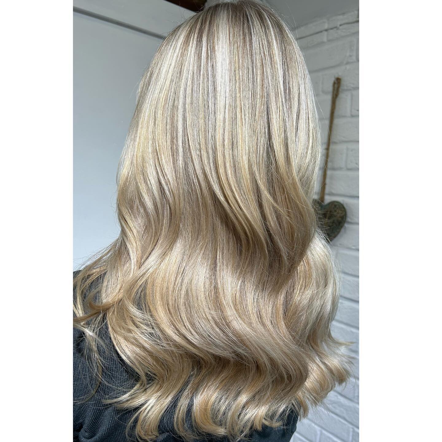 🙌🏻Happy bank holiday weekend! 🙌🏻The sun is shining, the farmers markets on what a fab way to start the weekend☀️ and no better way to celebrate with some summer blonde, brightening everything up and feeling fresh!☀️😍 #hair #hairdresser #hairsalo