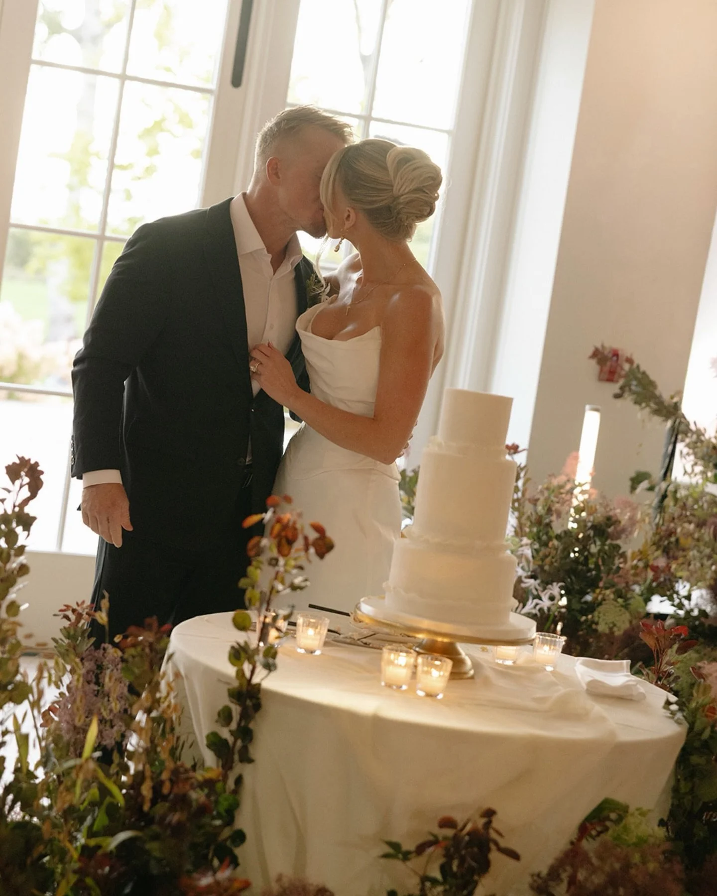 A serene autumn wedding weekend on Mackinac Island at the @innatstonecliffe for Lindsey + Zach 🦋

Planning + Design: @anntravisevents 
Photography: @emily.magers 
Videography: @goldhairpin 
Venue: @innatstonecliffe 
Floral: @bloomfloraldesign
Dress: