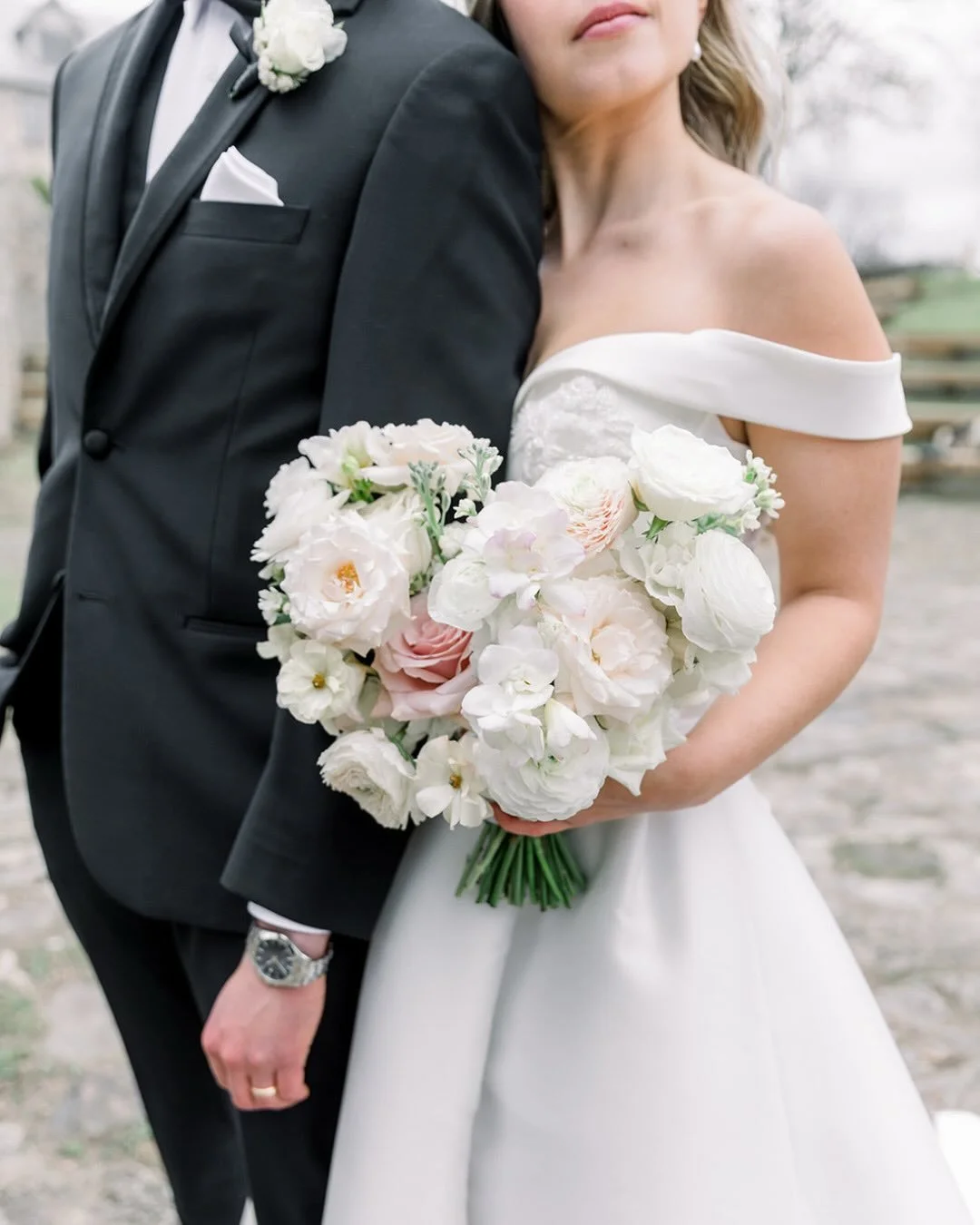 Their wedding took place on a windy April day earlier this year, and despite the gusts, everything flowed beautifully! 💨💍
⠀⠀⠀⠀⠀⠀⠀⠀⠀
&ldquo;Planning a wedding for the first time felt overwhelming with so many small decisions, and we were worried abo