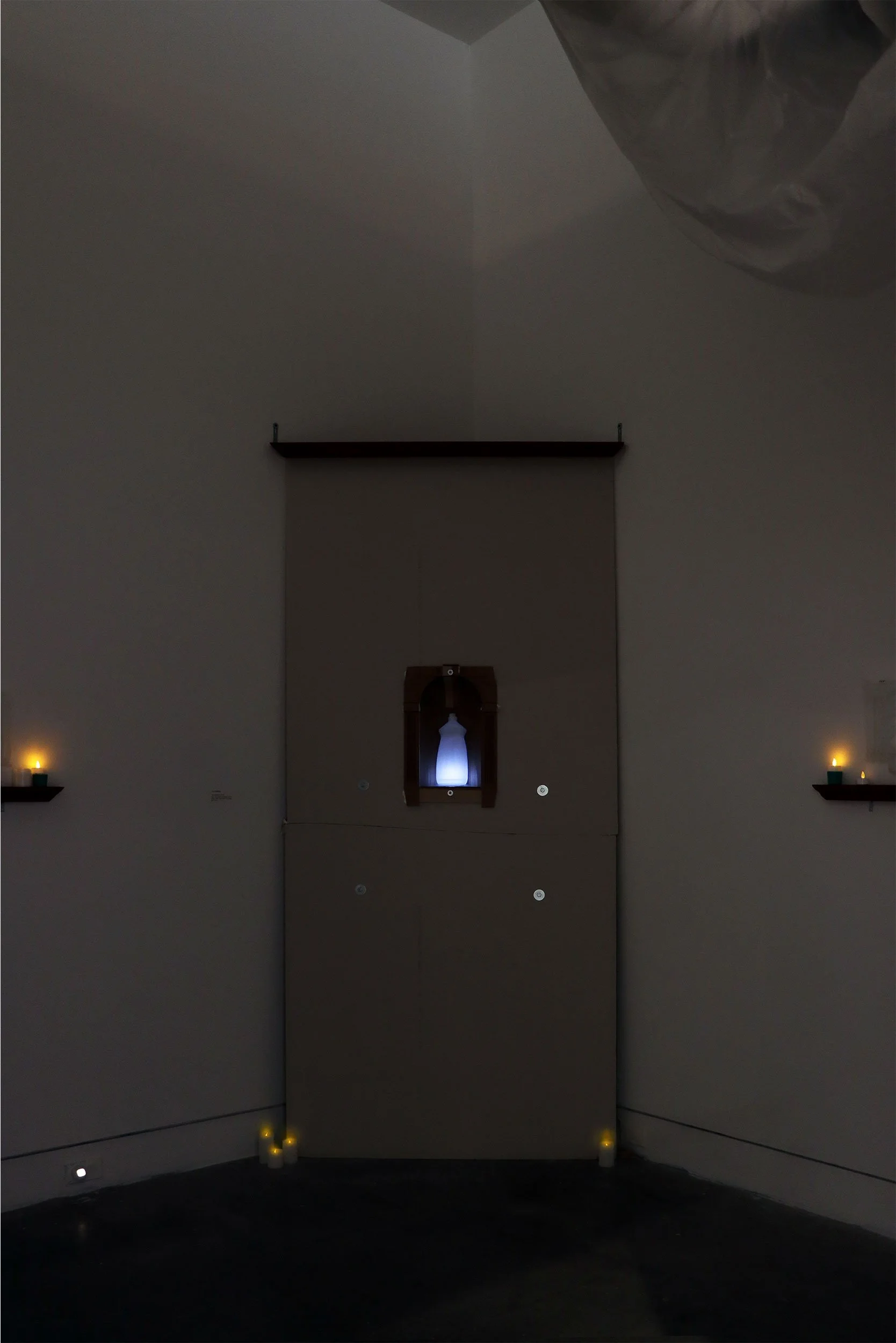 𝙏𝙝𝙚 𝙄𝙢𝙢𝙤𝙧𝙩𝙖𝙡𝙨 | 96x43,5 in. | Wax, cardboard, sheetrock panel, metal mesh, and crown moulding.