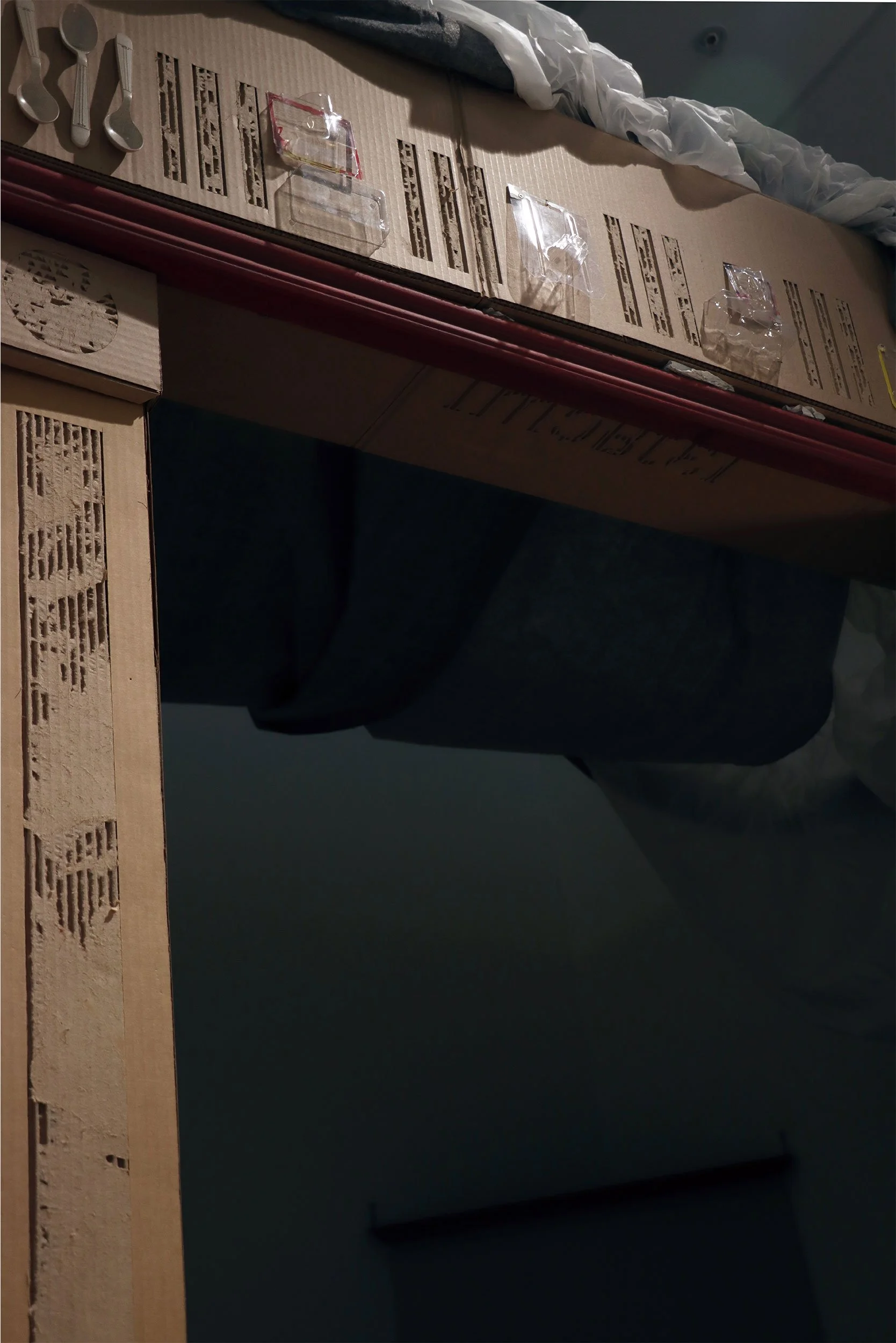 𝙏𝙧𝙚𝙨𝙝𝙤𝙡𝙙 (/𝙞𝙢ɔʀ𝙩ɛ𝙡/) | 108x64 in. | Cardboard, crown mouldings and plastic packagings.