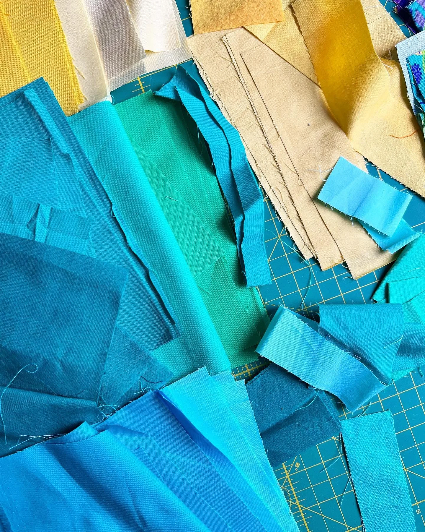 Tomorrows the first Friday of the month which means we&rsquo;ll be at @yankeepridequilts from 4-9 for our monthly sew-in. 

Bring you projects, supplies, and a snack or dinner. Yankee Pride will supply the tables and chairs, cutting stations and iron