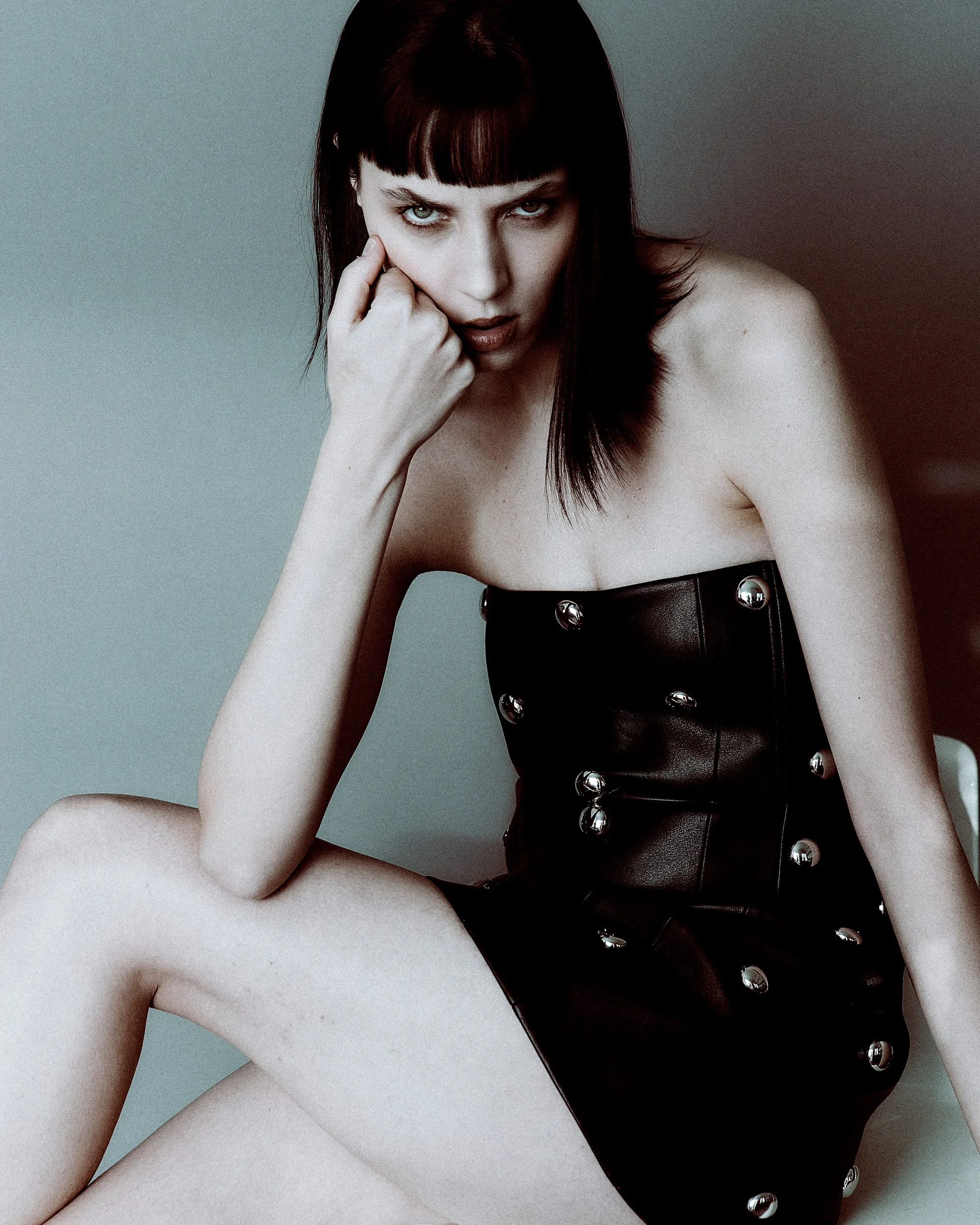 REVS magazine :: A story by photographer Yu Mengci @yumengci portraying Cara @alwaysbecara with New York Model Management @newyorkmodels. Cara styled herself, with makeup and hair by Coco Zhu @cocozhumakeup.

DRESS, MANGO. SHOES, ALEXANDER WANG


Yu 