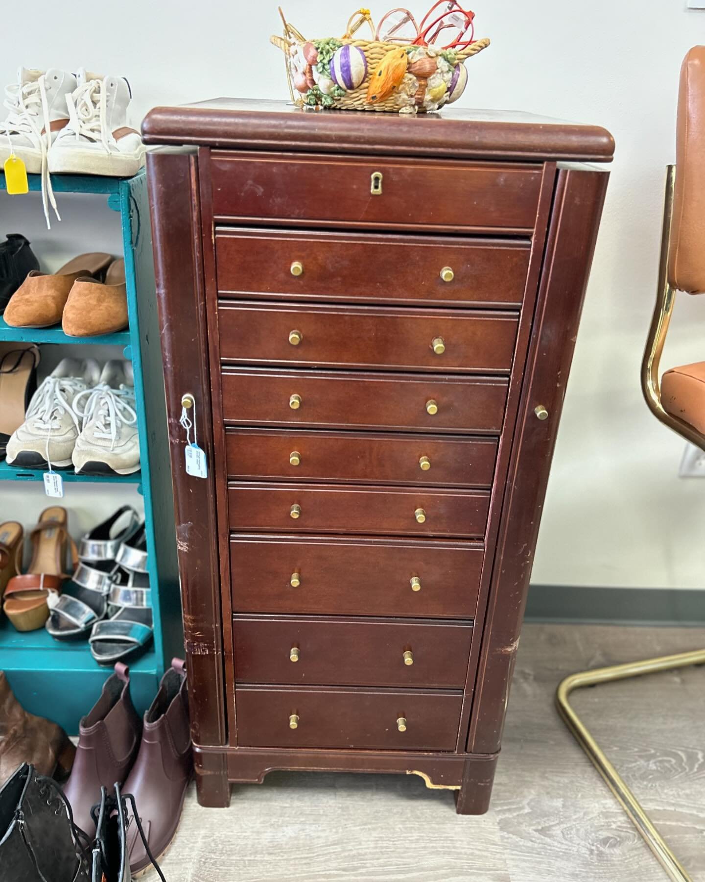 Furniture &amp; home goods you can currently find in our consignment shop! 👀😍

🤎 Vintage mahogany jewelry chest - $85

🤎 Vintage mid-century metal wood-style small 3-tier shelf - $45

🤎 Howard Kron mid-century modern ceramic table - $55 ($195 va