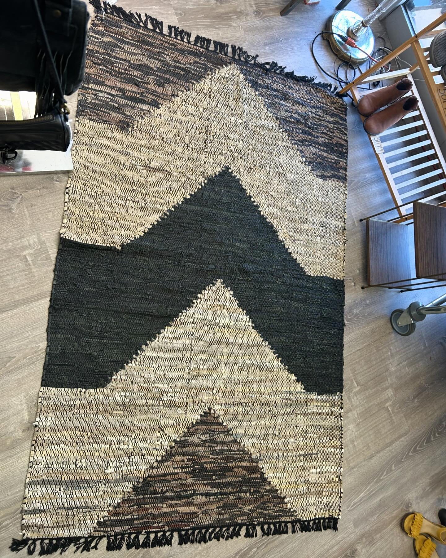 Rugs for sale! Check out our latest selection of woven rugs for your decor needs! 🏡

🏠 Urban Outfitters woven leather &amp; cotton blend large chevron print rug (4x6.25&rsquo;) - $75

🏠 World Market pink multi-color striped medium rug (2&rsquo;2.5
