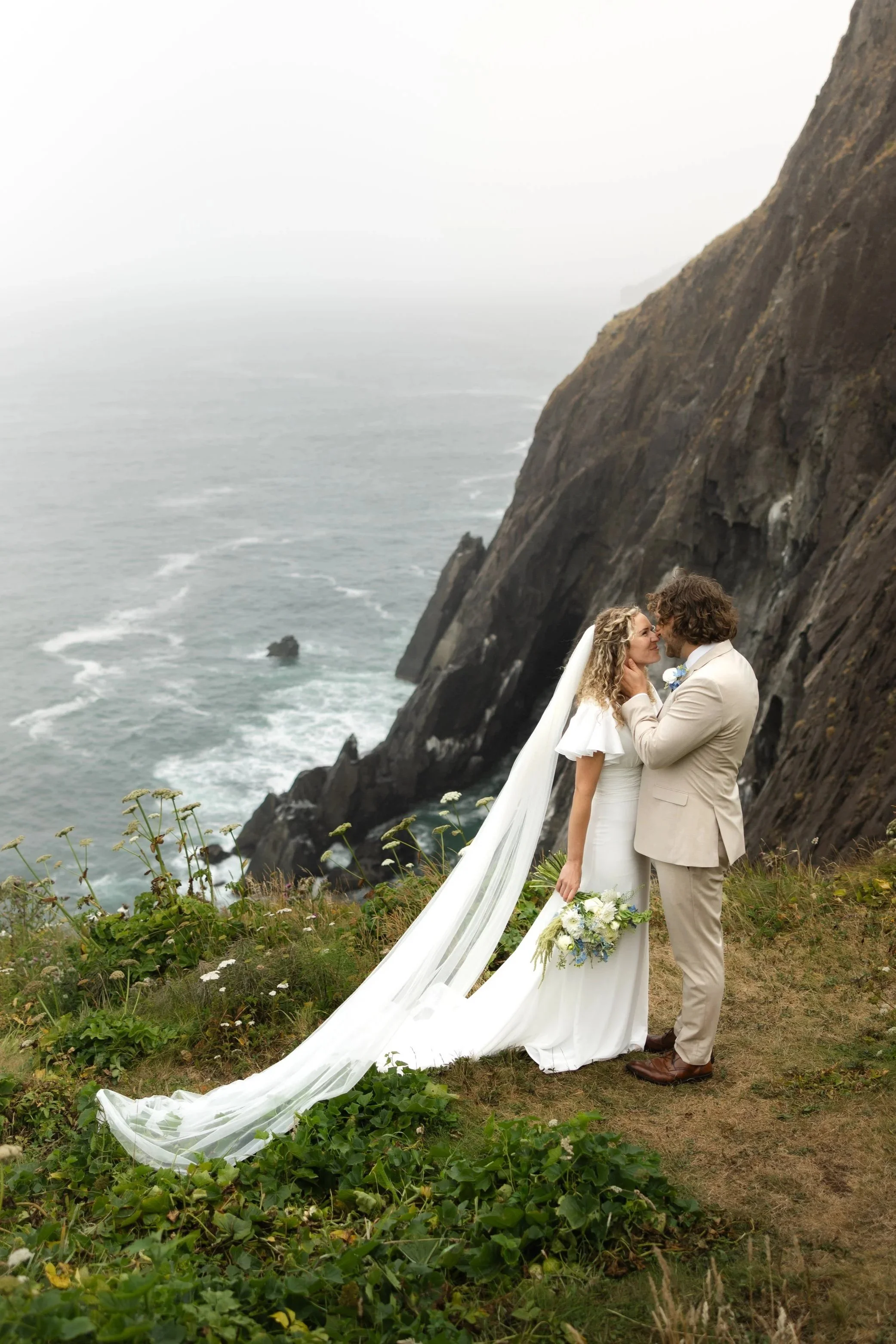Renee &amp; Zack’s Beachfront Oregon Coast Summer Wedding