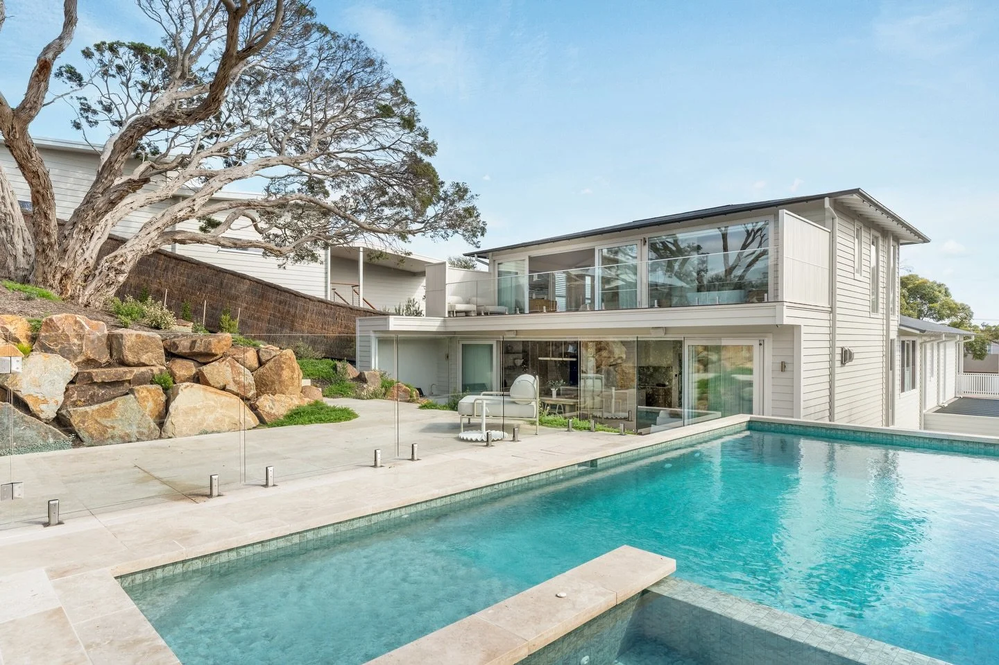 Carved into the stunning landscape of Sorrento, it&rsquo;s hard to imagine a better spot to sit, slow down and stay a while. 
We&rsquo;d be parked right here from sunrise to sunset 🌅

📸 @jimmysprojects 
.
.
.
#coastalhome #customhomebuilder #mornin