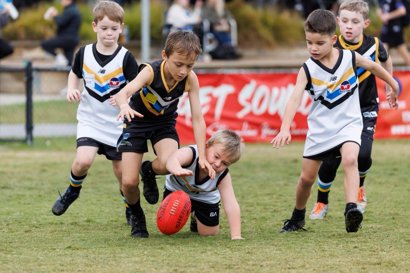 Littlest Lakers on ANZAC Day 💛💙🖤🤍
📸 @lukehemersportsphoto