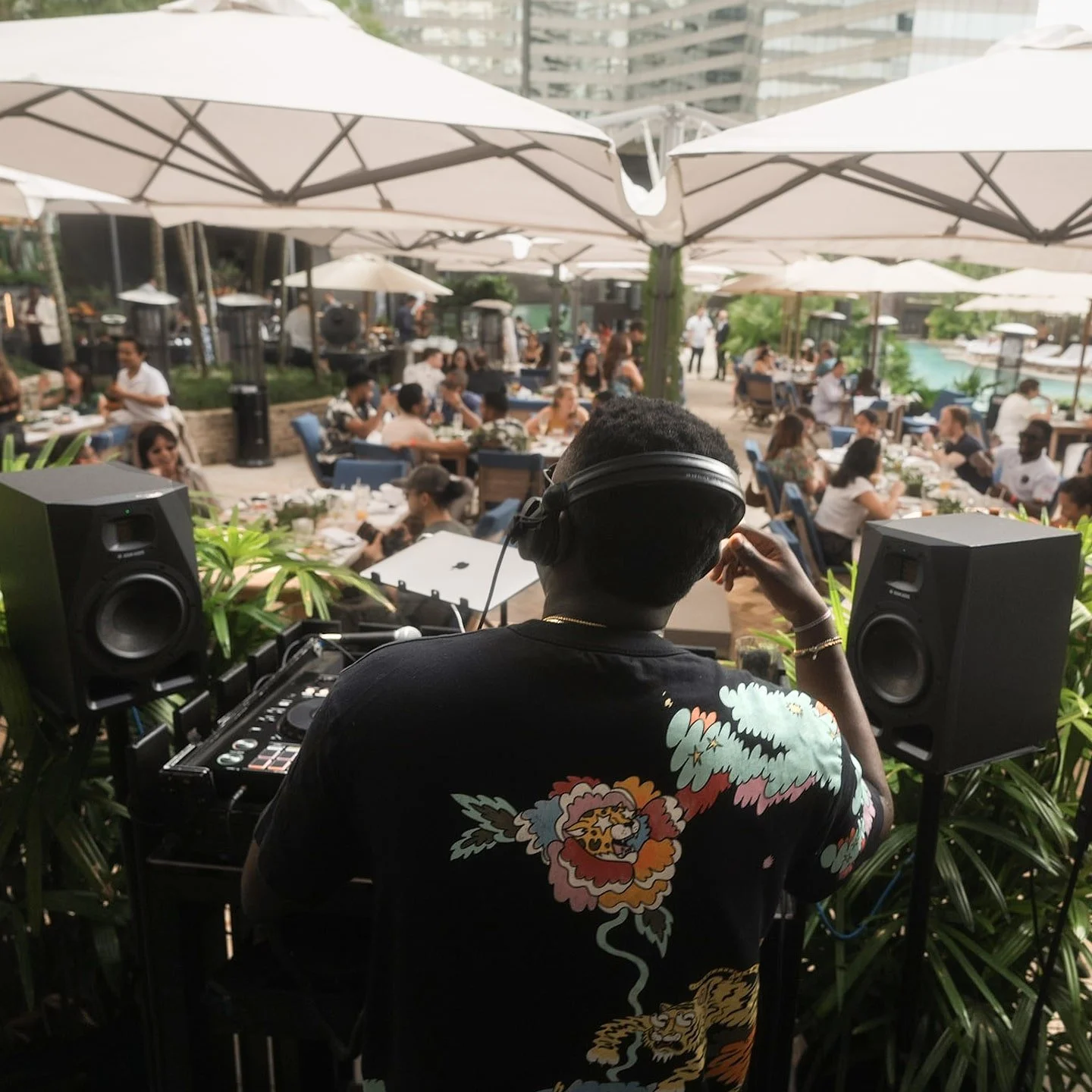 Brunch Crowds with DJ