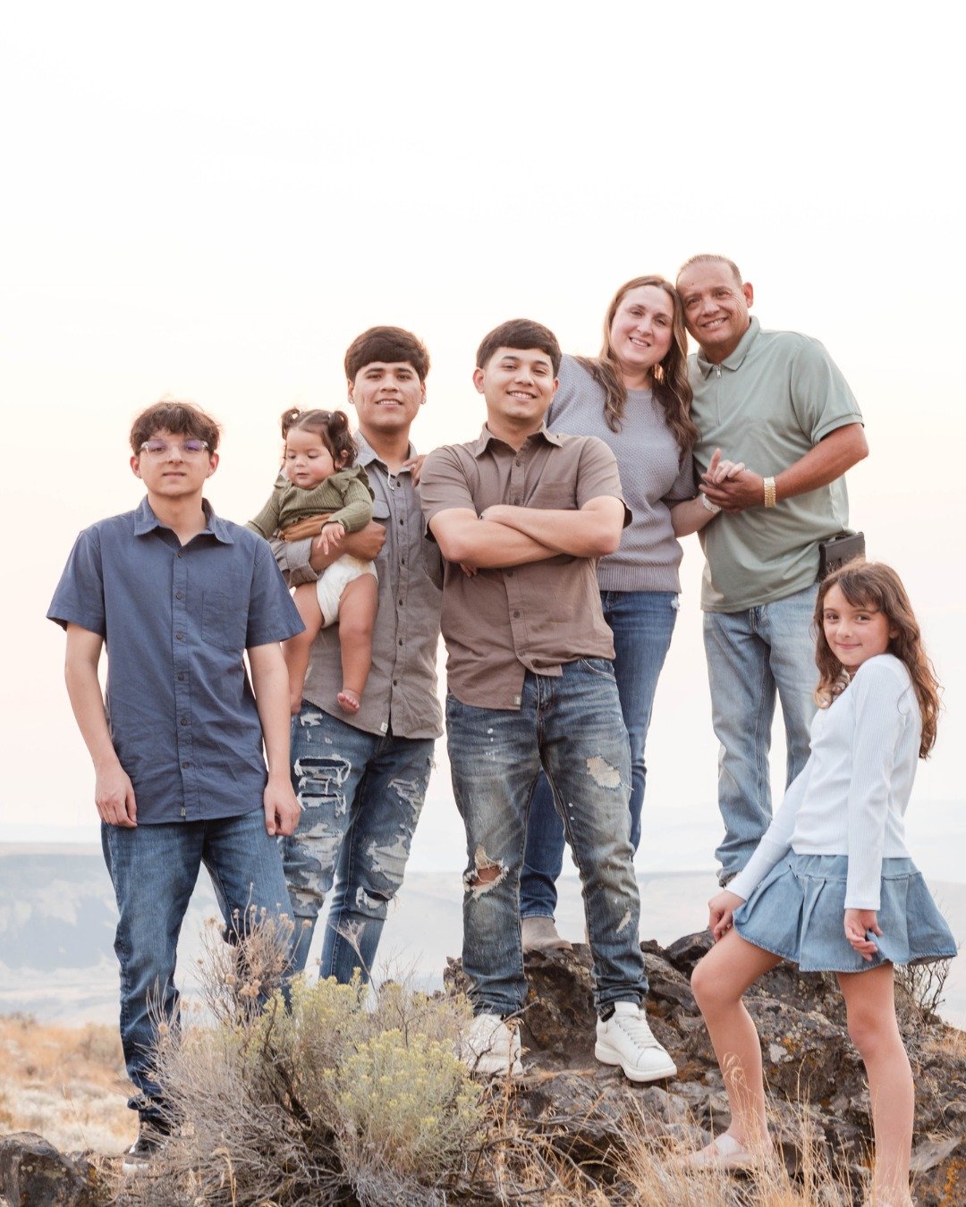 Farias Familia | September 2025

There&rsquo;s something special about photographing a family like the Farias. The way they laugh together, the quiet pride between father and sons, the individuality each person carries, and how all of it threads into