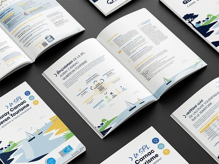 Brochure ouverte en différents plans pour la SPL Auray Carnac Tourisme, mettant en avant le tourisme maritime et local en Bretagne avec des illustrations de bateaux, paysages et informations touristiques.