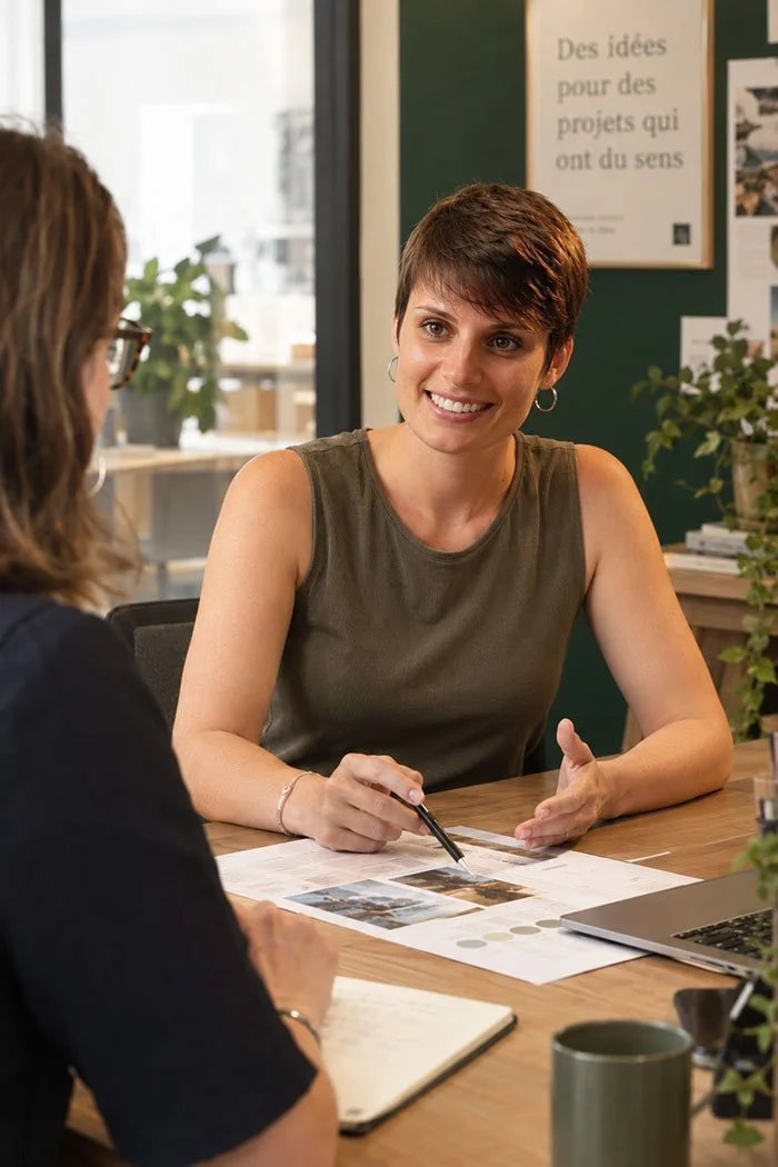 Cécile Tellier échange avec une directrice d'agence de communication dans un bureau moderne et chaleureux