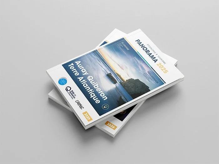 Couverture d'une brochure intitulée "Panorama 2025" produite par l'OT de la Baie de Quiberon, AQTA et l'OT de Carnac