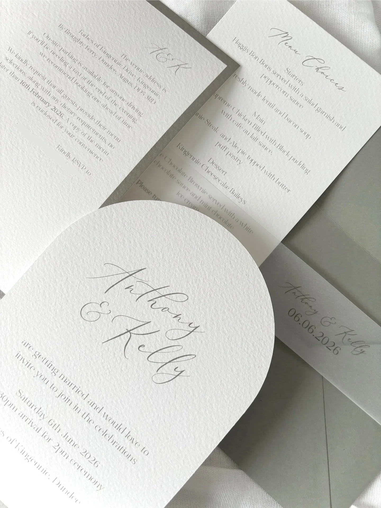 Arch? Tick. Sage green? Tick. Soft textures and personalised vellum belly band to pull it all together? Tick.

What more could you want?

#WeddingStationery #ArchInvites #weddingtok #weddingtrends #FYP