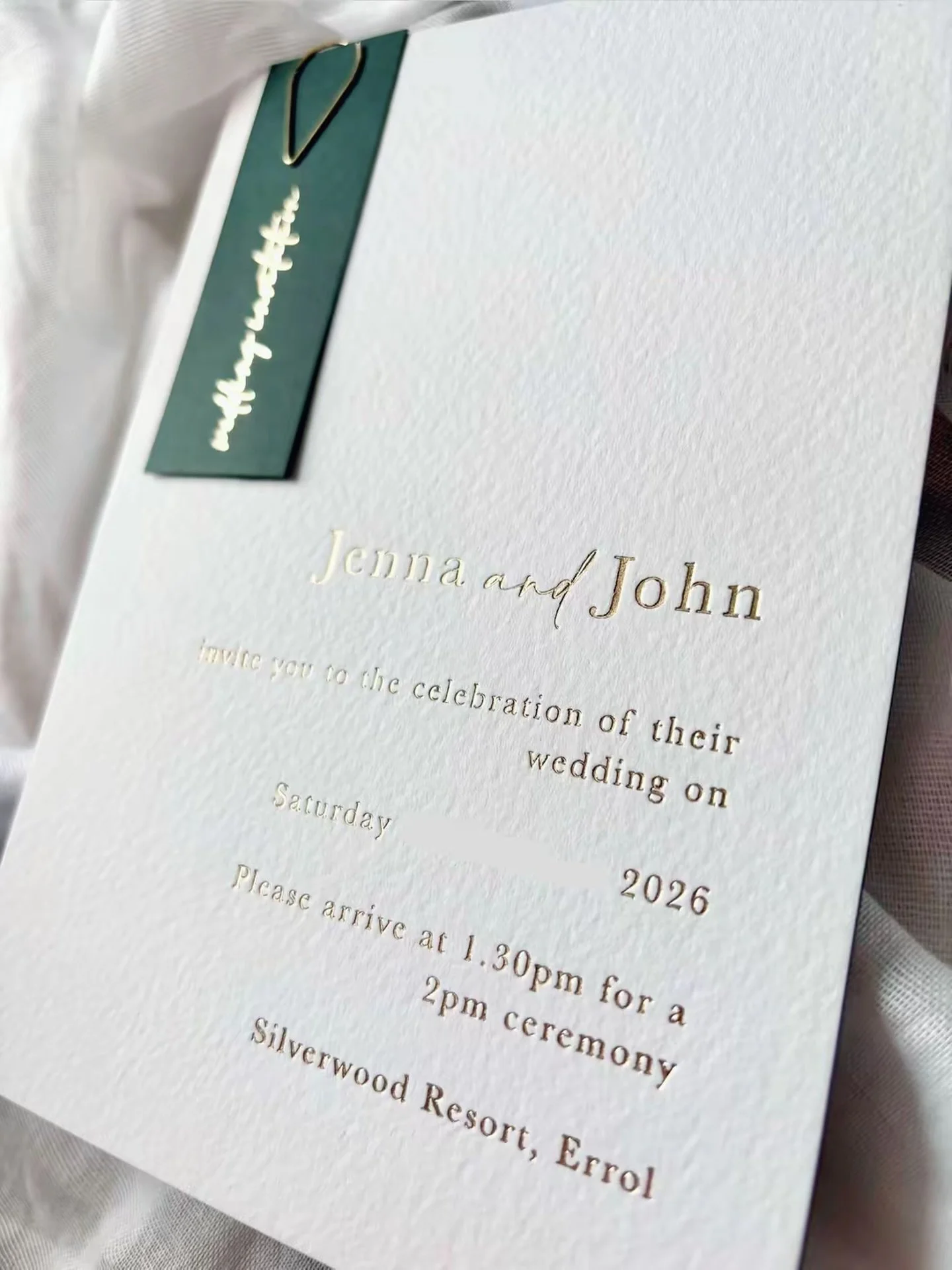 I'm hoping I don't sound like an influencer here (and I promise no finger tapping 🙊) but I am OBSESSED! ✨

These gorgeous gold hot foiled invites were combined with Colourplan racing green printed with white ink for the information and menu cards, a