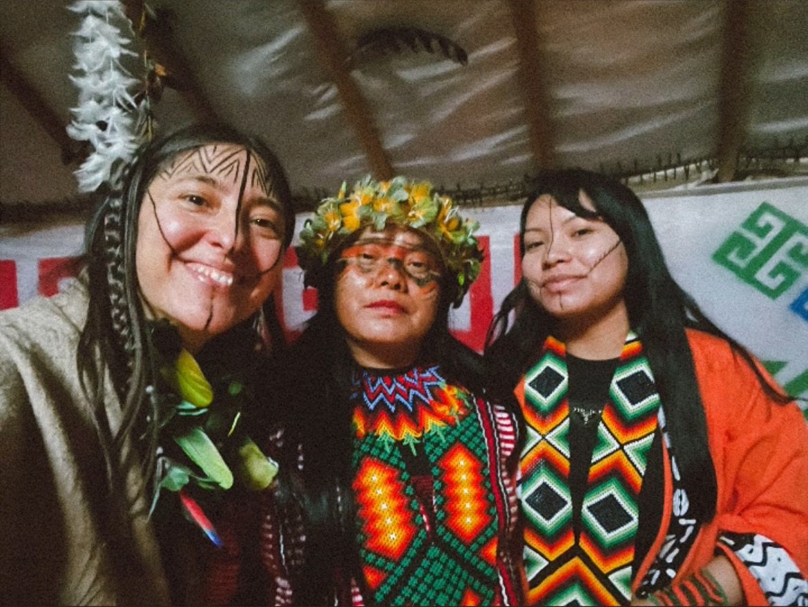 Learning from the Huni Kuin female warriors of the forest @bunkeinanihunikuin2022 and @nixi_yube_nawa_aibu_txanabu. My heart feels gentler, my voice softer, my eyes wider. These women carry and share with us their strength, joy, patience, love and wi
