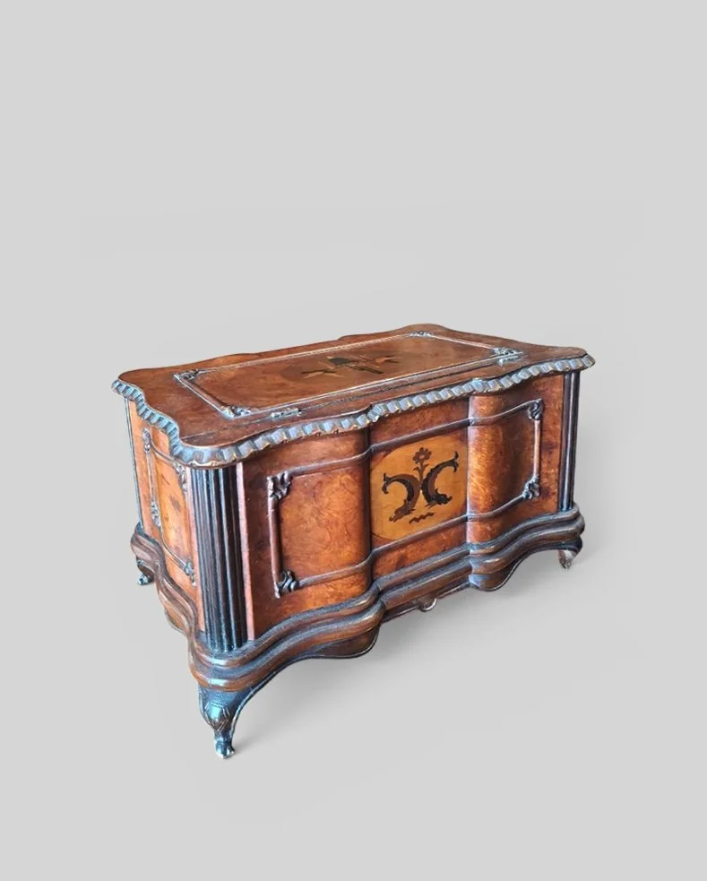 Scatola in legno intarsiato