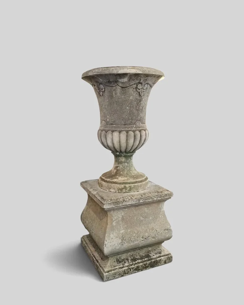 Vaso con basamento in pietra di Vicenza