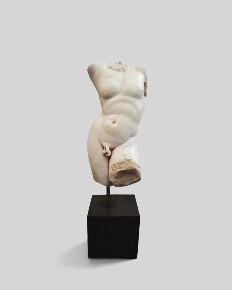 Torso virile in marmo bianco