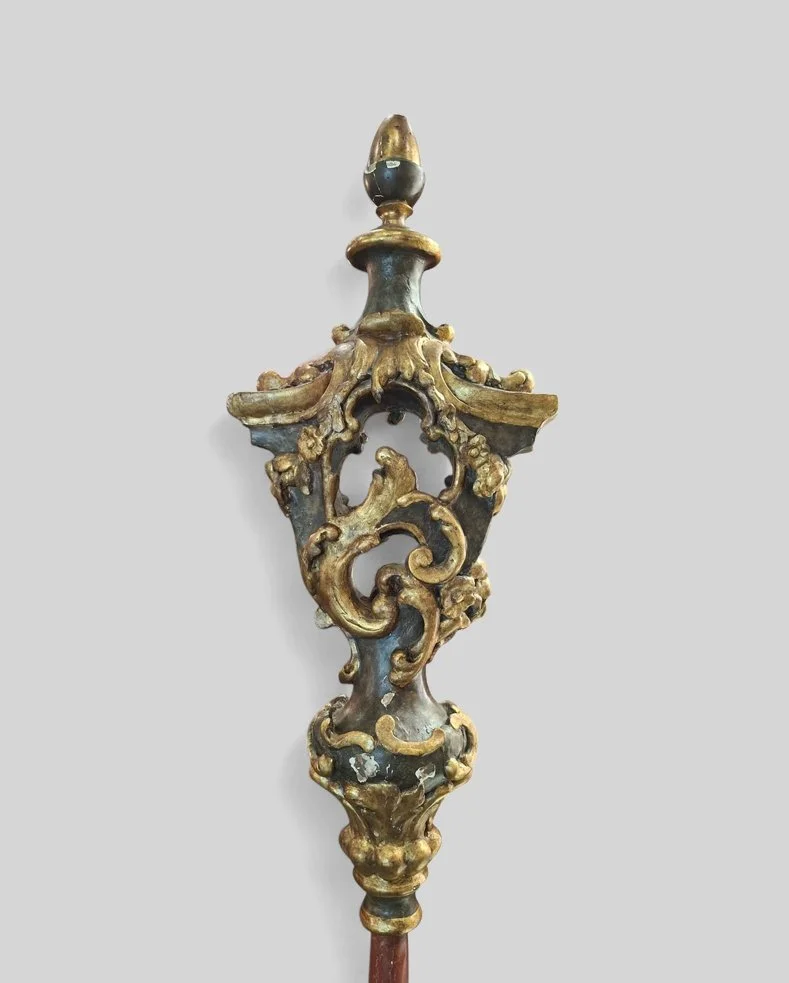 Tintinnabolo in legno intagliato