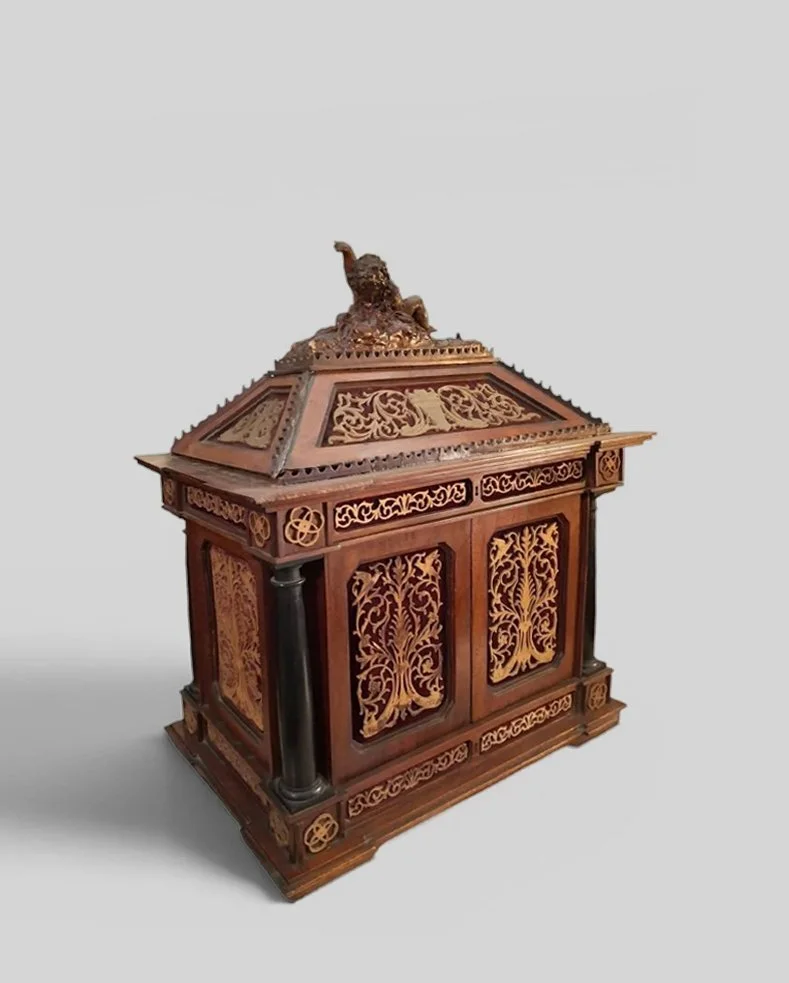 Monetiere in legno traforato