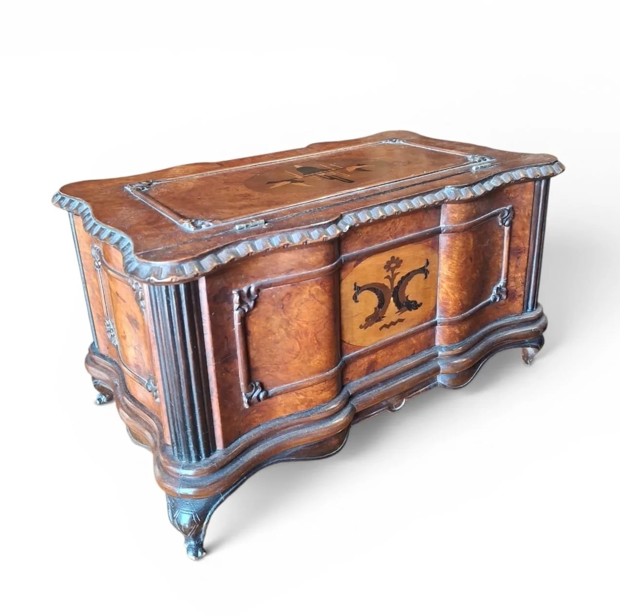 Scatola in legno intarsiato