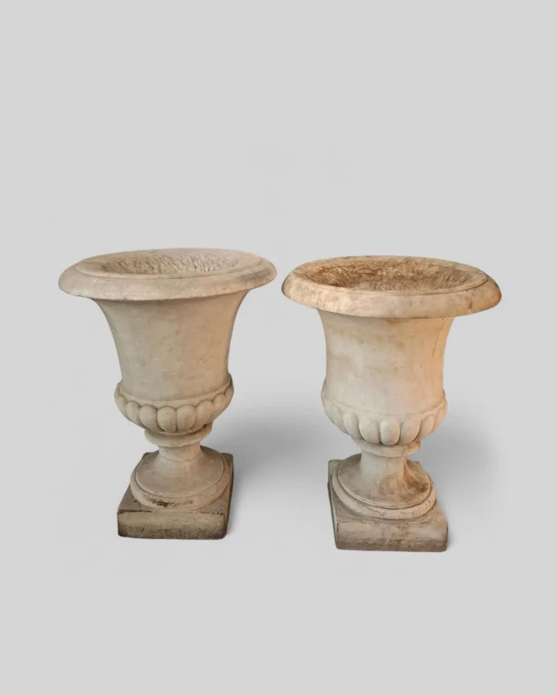 Coppia di vasi medicei in marmo