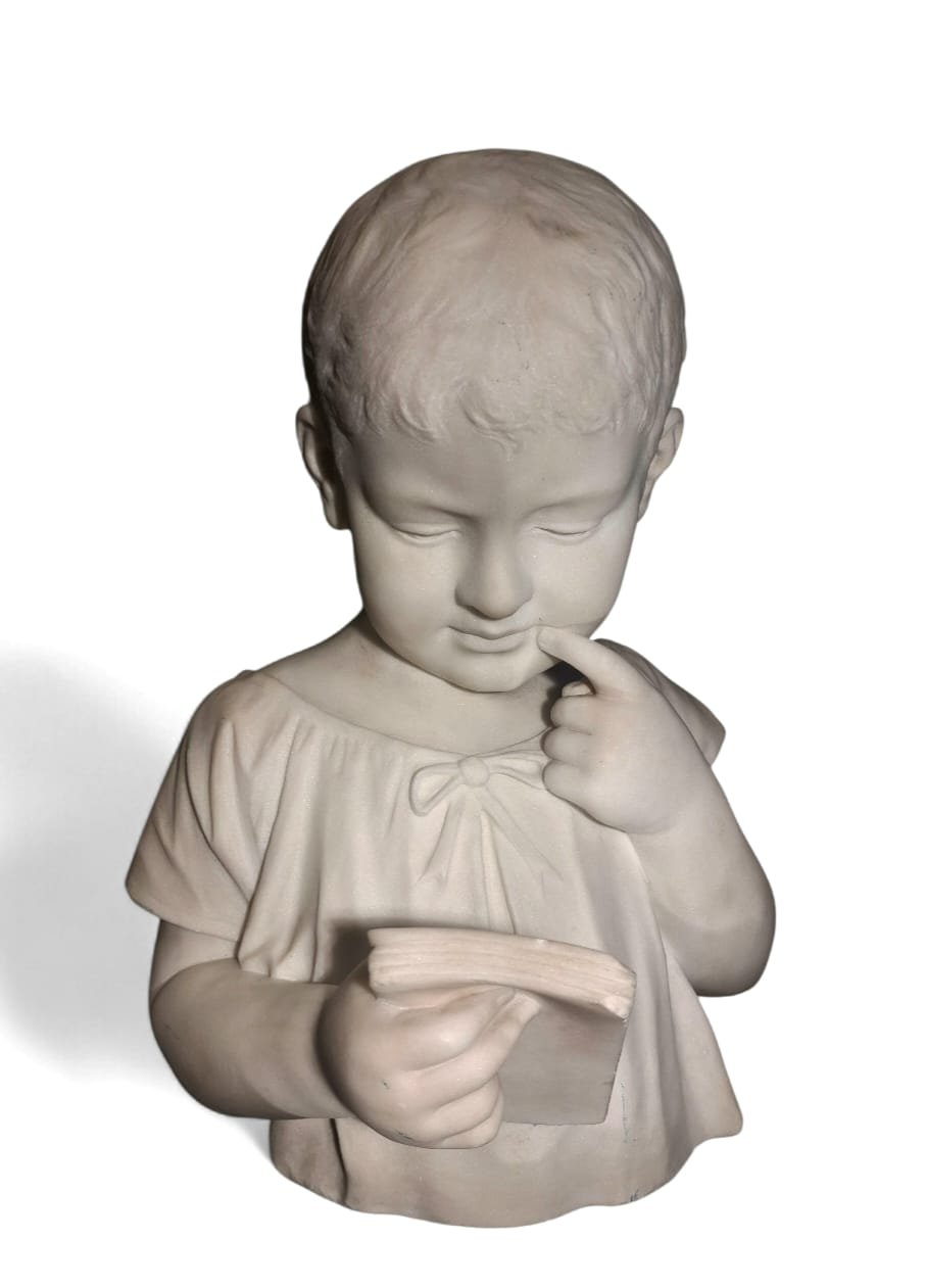 Busto di bambino in lettura