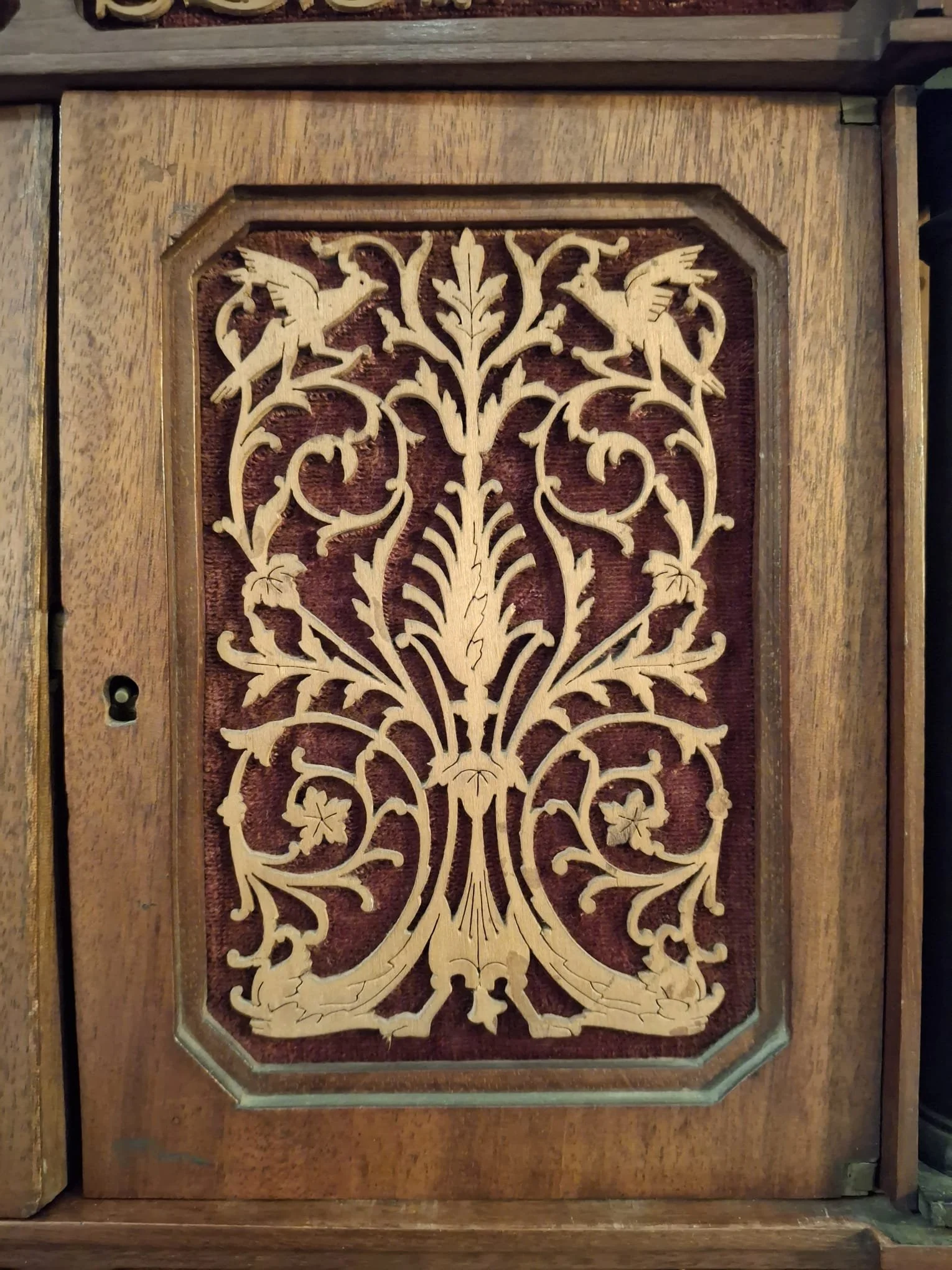 old-paintings-online-monetiere-in-legno-traforato.jpg