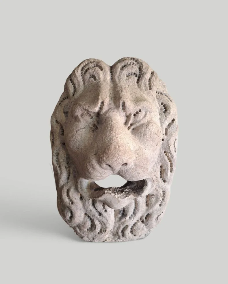 Mascherone da fontana con faccia di leone
