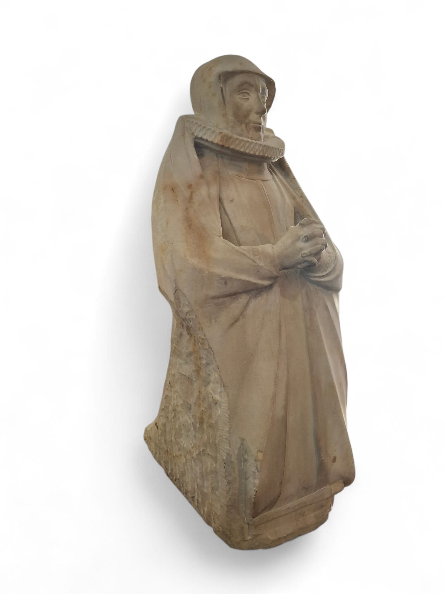 Figura inginocchiata in preghiera, scultura in pietra