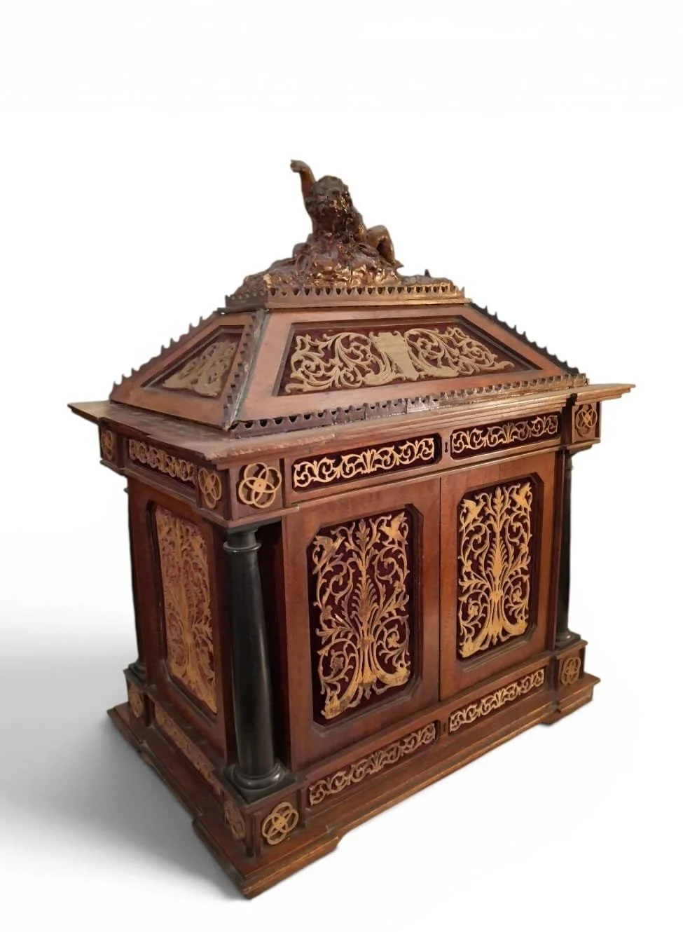 Monetiere in legno traforato