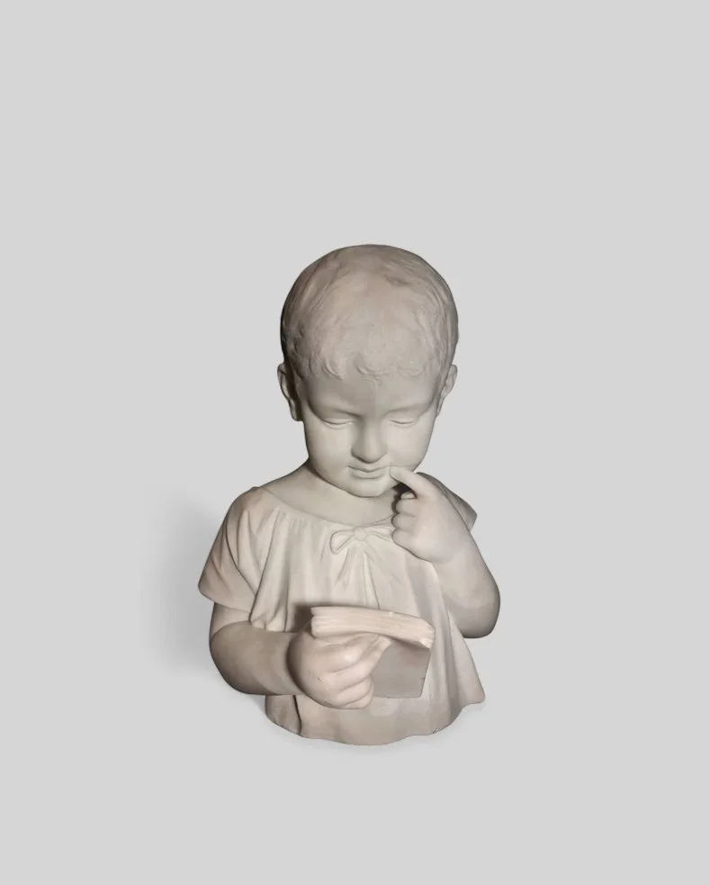 Busto di bambino in lettura