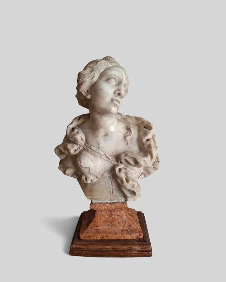 Busto raffigurante figura femminile