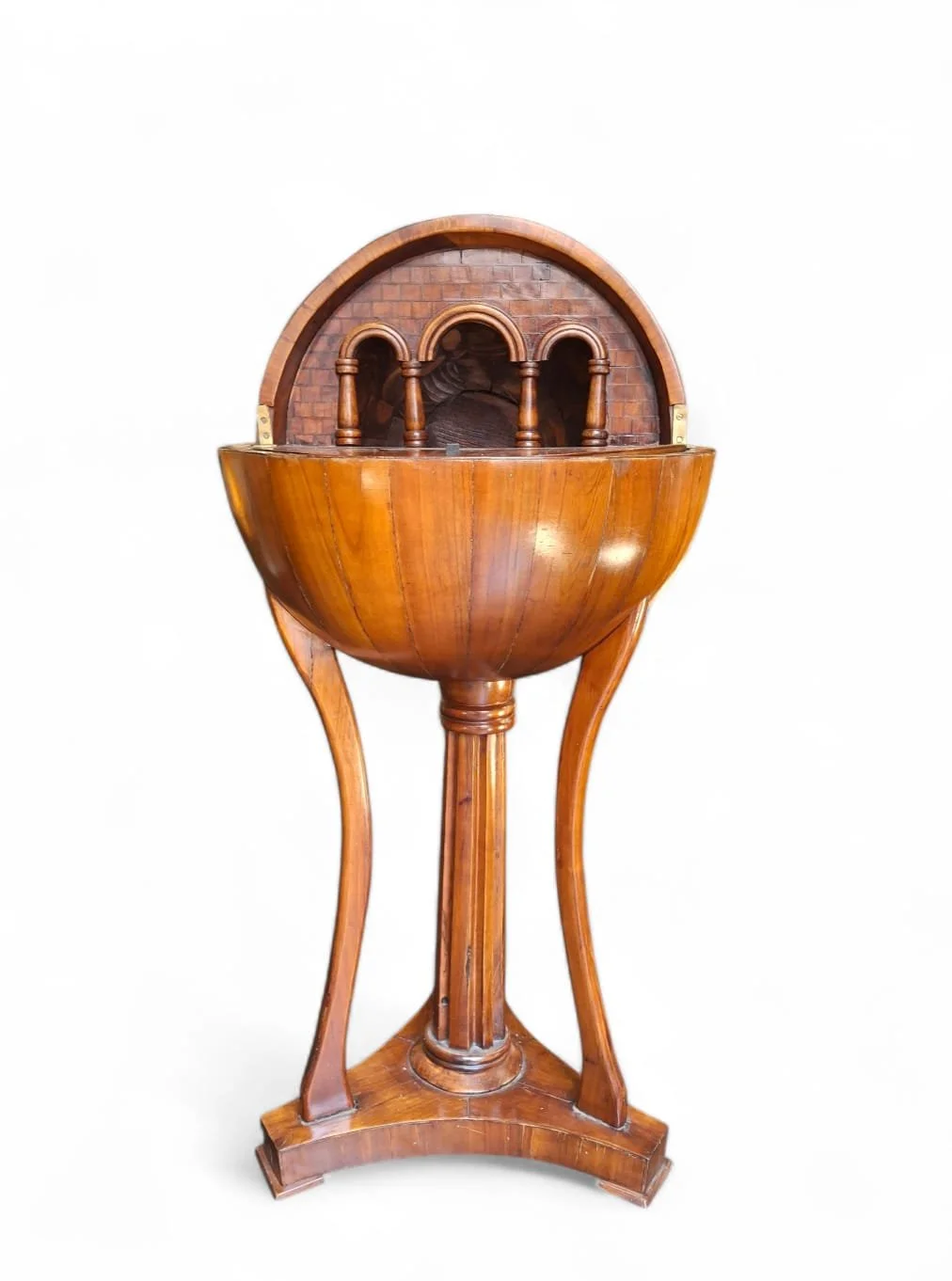 Tavolo da lavoro a forma di globo