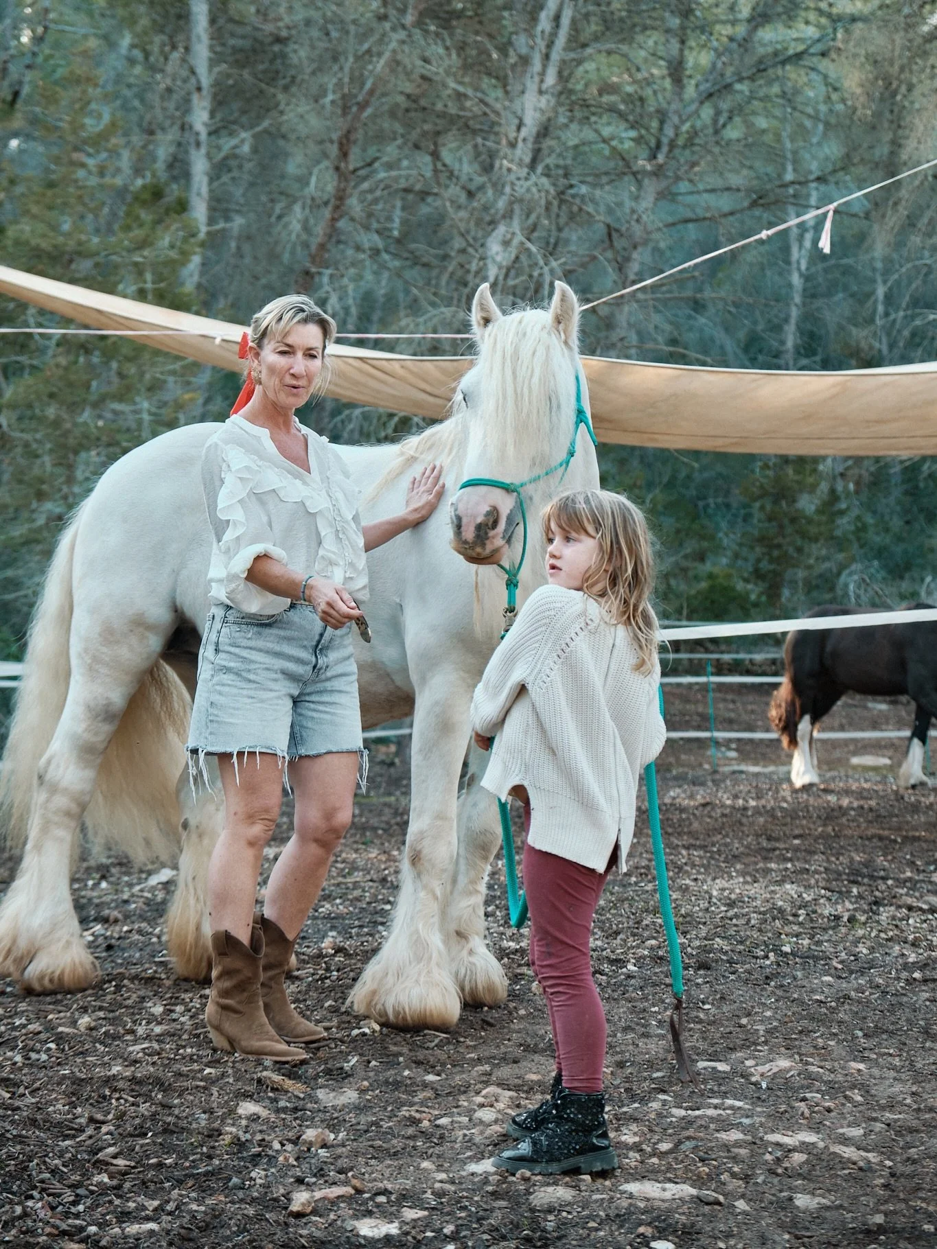 ✨ Learning together ✨
And that&rsquo;s not always easy. 

The little one wanted to lead the horse all by herself 😉🐴

For mom, it was a search for balance: to guide or to let go, to help or simply to be. 

Moments like this happen in daily life too.