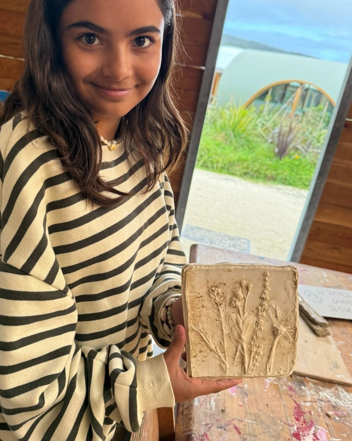 🎨 Celebrating the Arts @greenschoolnz 
From studio visits to gallery exhibitions, our learners have been diving deep into the creative process.
Recently, Whaea Sarah led our Visual Arts class on an inspiring visit to the studio of local artist @marg