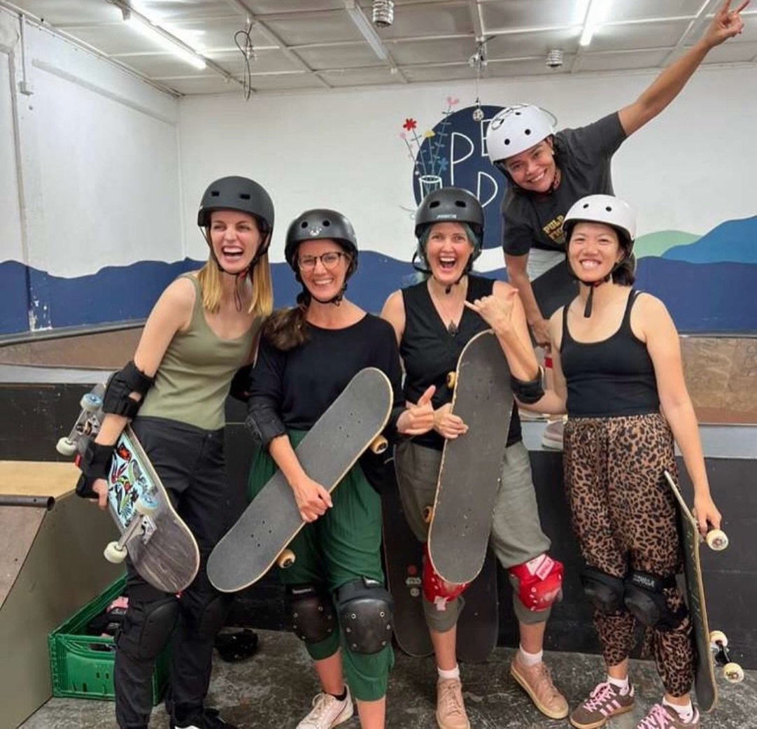 We&rsquo;ve absolutely loved seeing what our amazing Green School Whānau (families) Out and About this term!
From a &lsquo;Friends -giving&rsquo; gathering for our North American families to &lsquo;Skate &amp; create&rsquo; creative Green school Mum