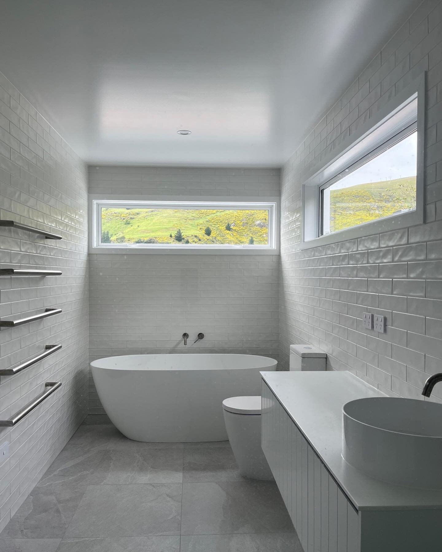 🤍 Striking in its Simplicity 🤍

Classic white bathroom with attention to detail and texture #bathroomdesign #interiordesign