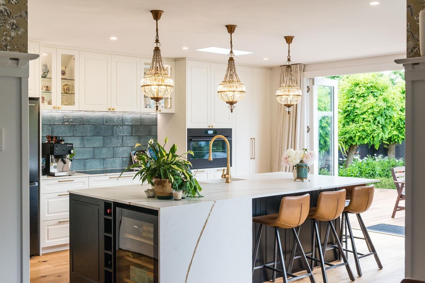 Beautiful heritage kitchen, full of character and detail. The unique, lacquered profile was inspired by the client&rsquo;s butler bowl 💙

Photography by @kateclaridgephotography 

#ryanskitchens #kitchendesign #kitchendesignnz #interiordesign #shake