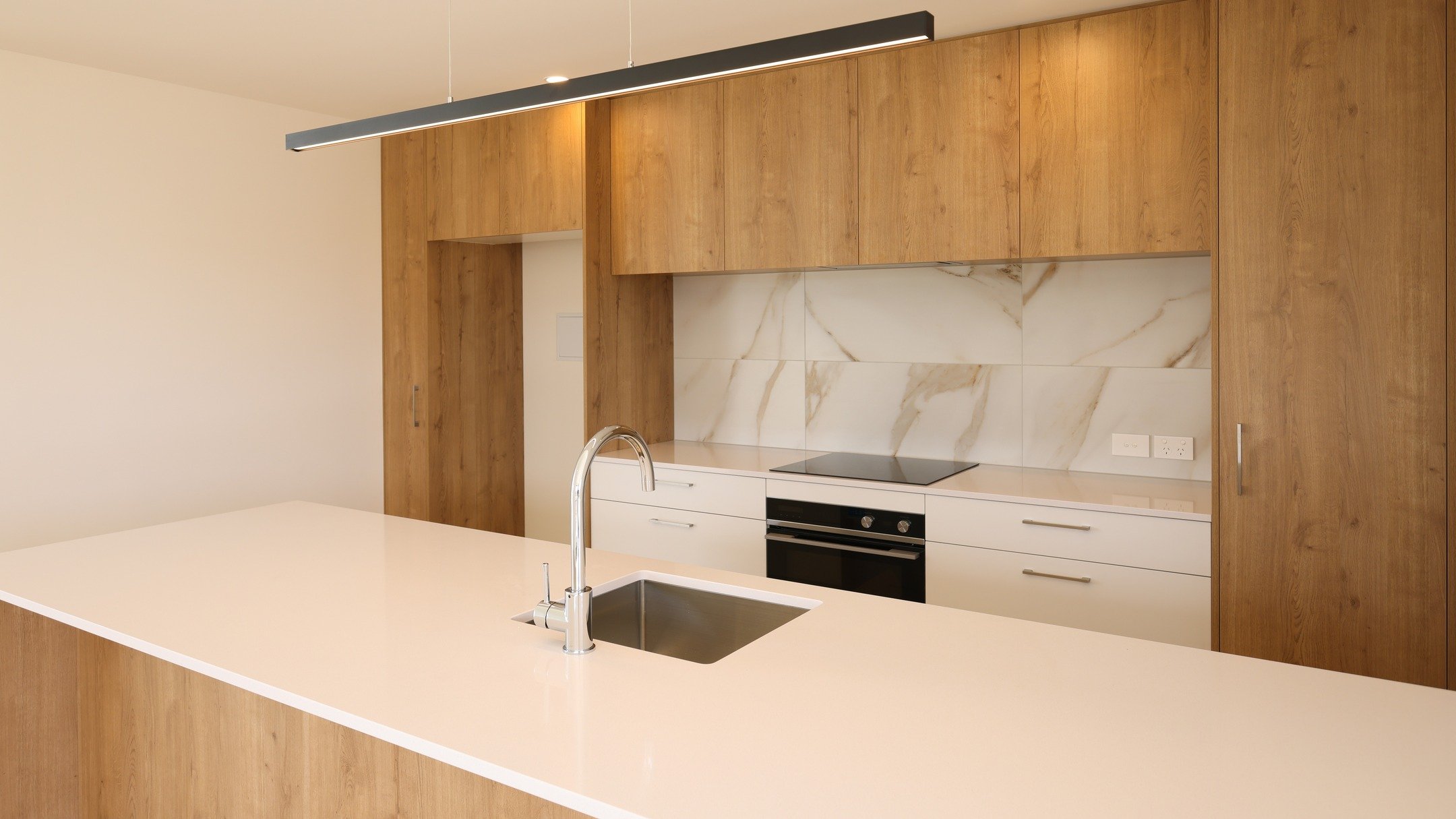 Exuding warmth and modern finesse, this kitchen is the essence of minimal sophistication 💫

Clean lines, natural textures, and a neutral palette create a serene, clutter-free space where simplicity meets functionality. 

Build by @rnbbuild