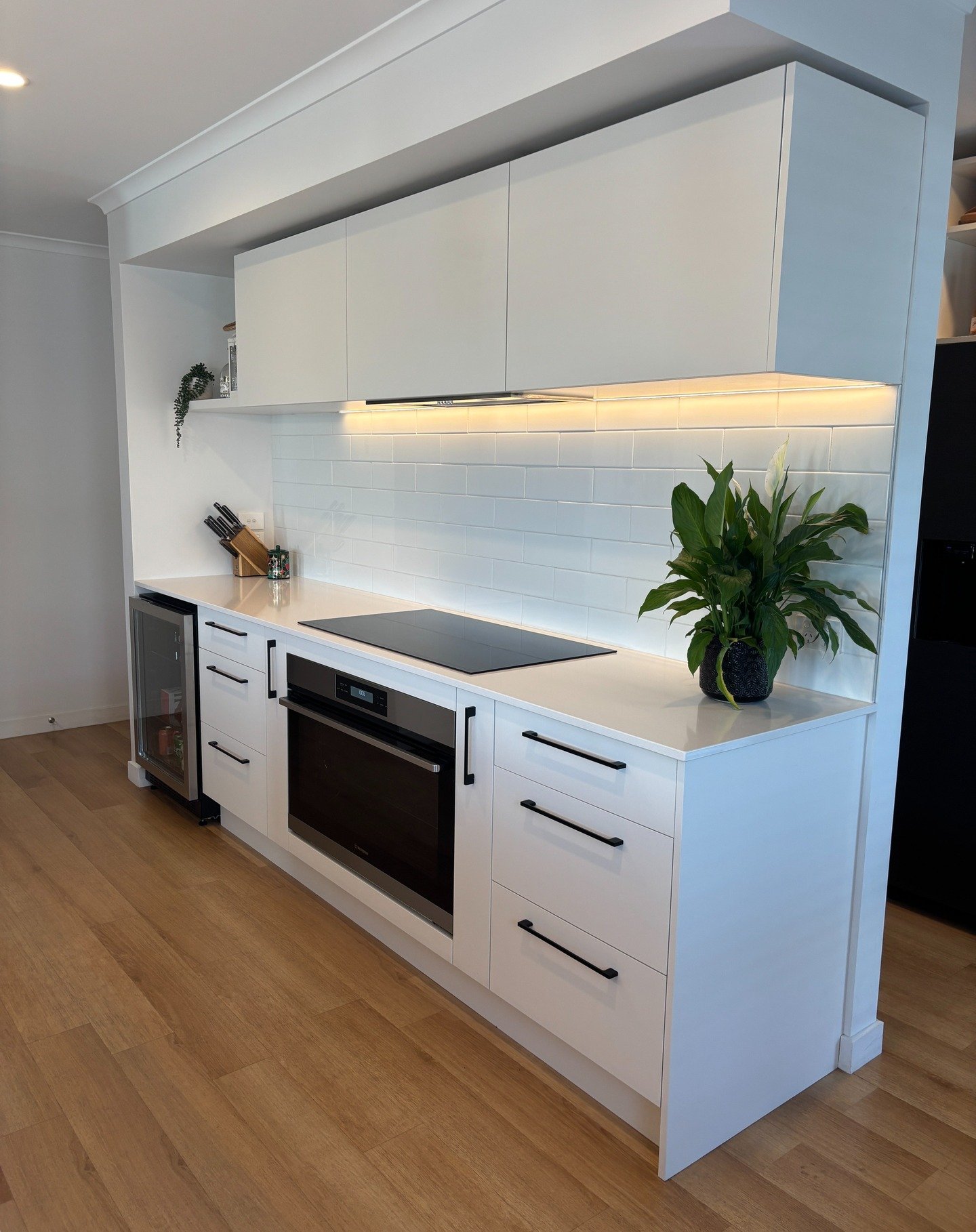 A look at one of our past kitchens - crisp, clean, and classic 🌿

#kitchendesign #kitchen #interior #design