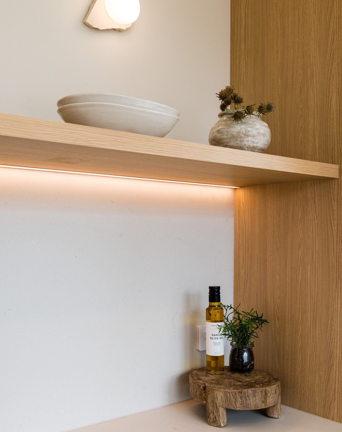 Floating shelves 🌟 the perfect canvas for personality.

A simple design solution that transforms any space - ideal for any room, whether it's your kitchen, study, or bar 🥂

#floatingshelves #floatingshelf #kitchen #study #bar #interiordesign #desig