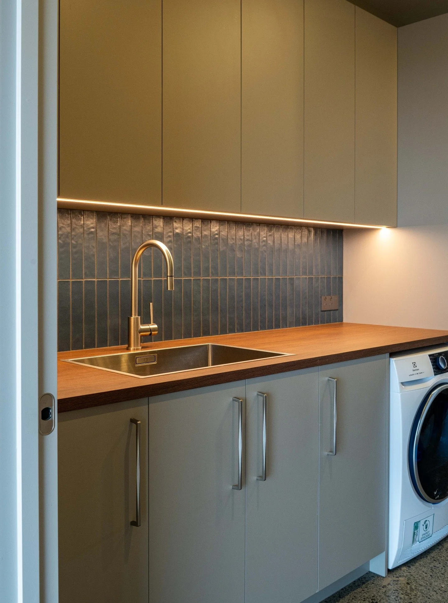 Who says laundries have to be boring? 

Warm, with a pop of green and timber, this space is full of personality 🍃

#laundry #laundrydesign #interiordesign #interiordesignnz