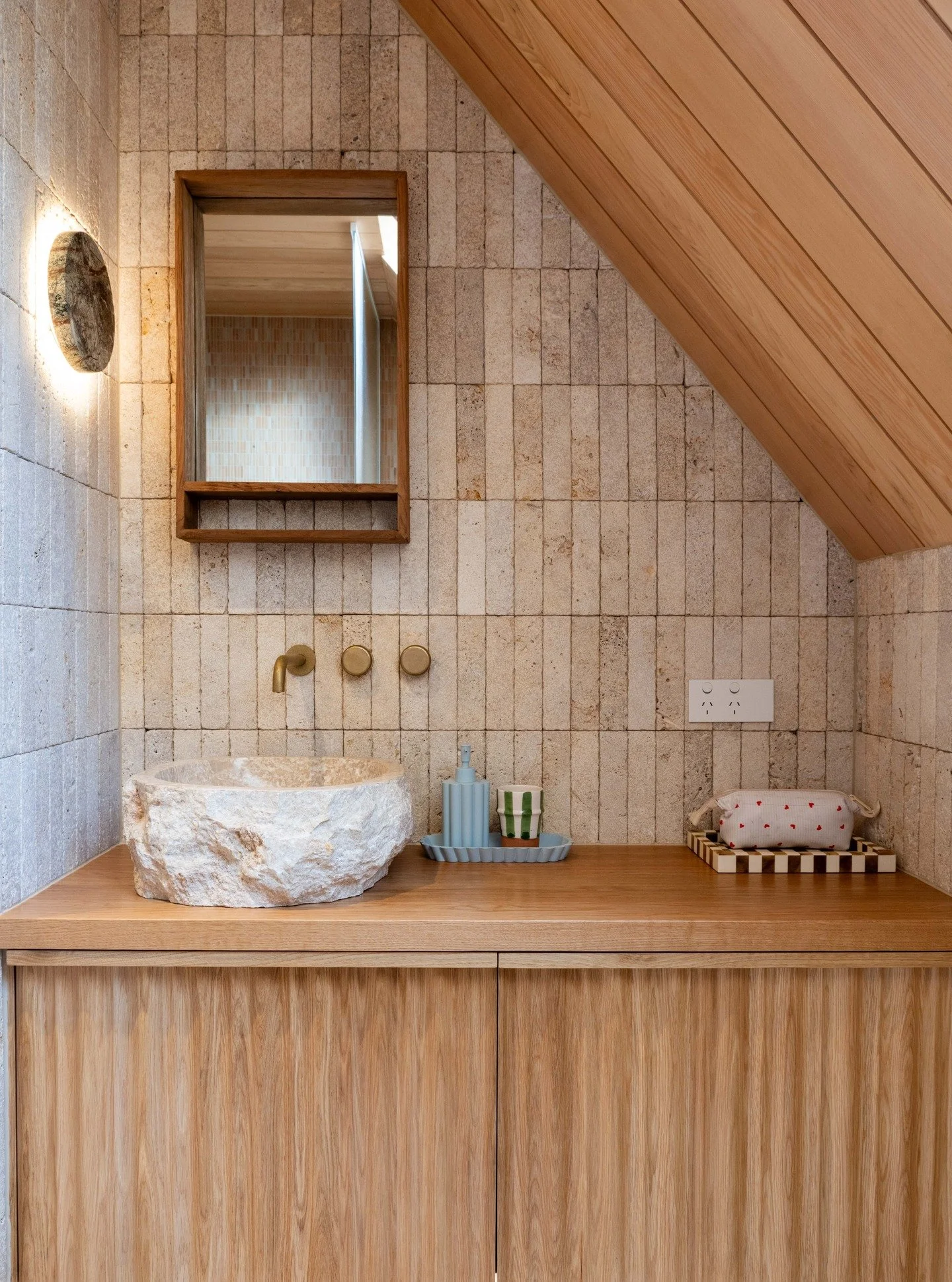 Kicking off the year strong ✨Castle Hill never fails with its warm timber textures. Photo by @kateclaridge_kaleidoscope